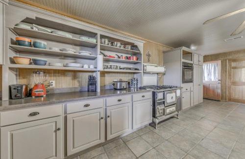 Glencoe House | Capitan Vacation Rental with Grill, Near Ruidoso!