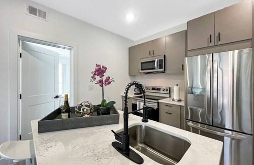 Kingman Park Bed & Breakfast | Capitol Hill Scenic Unit with Bright City Views