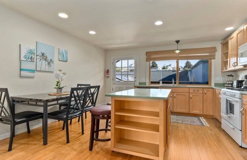 Capitola Apartment | Capitola Sea Breeze Retreat