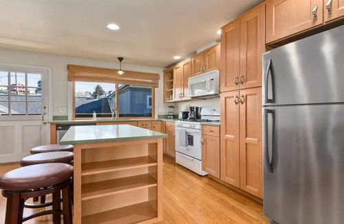Capitola Apartment | Capitola Sea Breeze Retreat