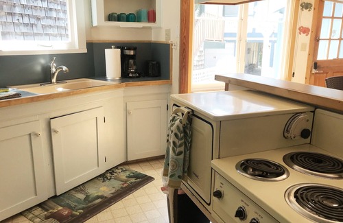 Capitola House | Capitola Village Beach Cottage Living!