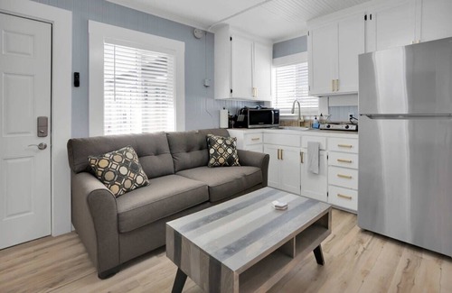 Capitola Apartment | Capitola Village Hideaway Bungalow - Pet friendly!
