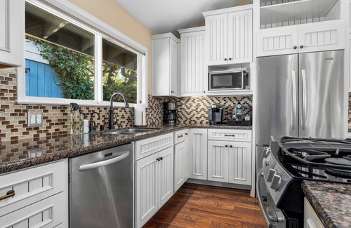 Capitola House | Capitola Village Home - Free Parking & Sleeps 8!