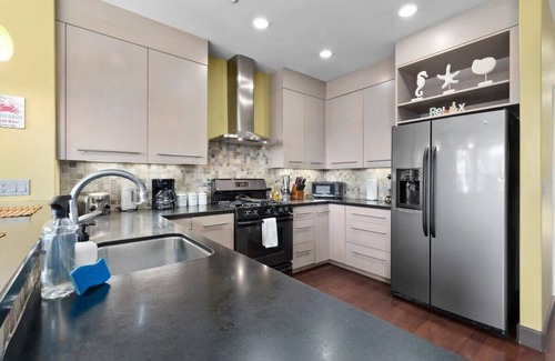 Capitola Apartment | Capitola Village Retreat with Garage!
