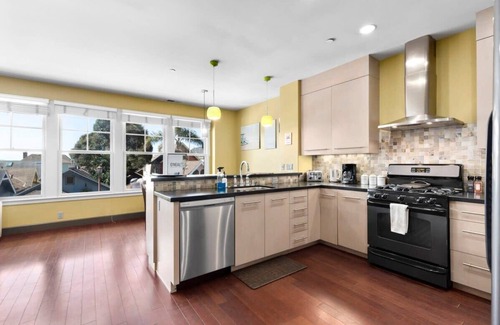 Capitola Apartment | Capitola Village Retreat with Garage!