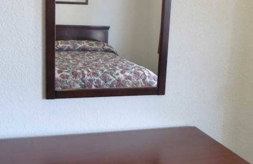 Redwood Oaks Hotel | Capri Motel