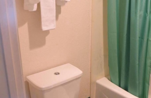 Redwood Oaks Hotel | Capri Motel