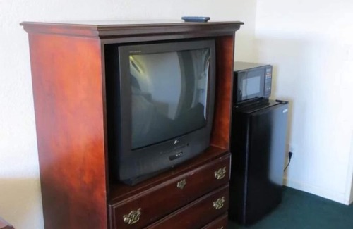 Redwood Oaks Hotel | Capri Motel