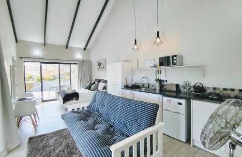 Robberg Beach Apartment | Capricorn Studio One - 150m to Solar Beach, Patio & Braai, Wifi, DSTV & Netflix