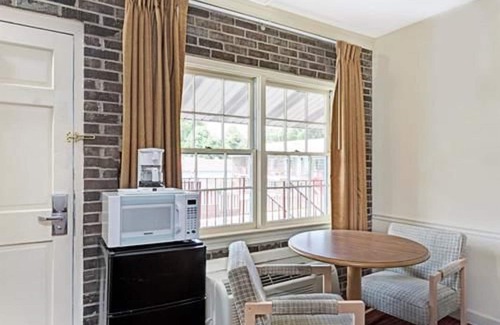 Williamsburg Hotel | Capt. John Smith Inn