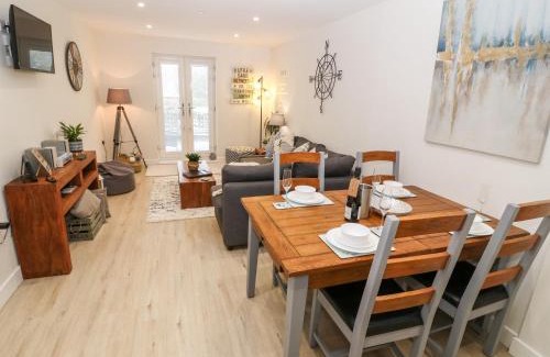 Benllech Apartment | Captain's Quarters - Apartment 2