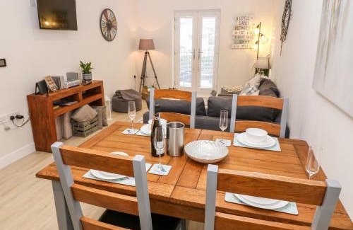 Benllech Apartment | Captain's Quarters - Apartment 2