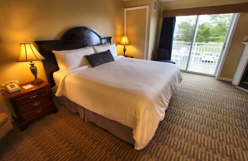 Falmouth Heights Hotel | Captain's Quarters Resort with Ocean Front View overlooking Vineyard Sound