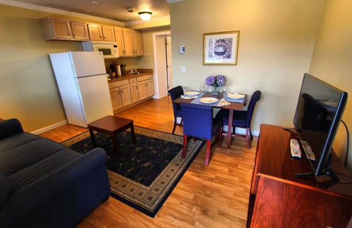 Falmouth Heights Hotel | Captain's Quarters Resort with Ocean Front View overlooking Vineyard Sound