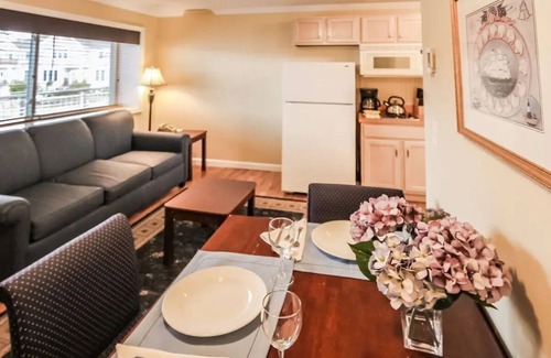 Falmouth Heights Hotel | Captain's Quarters Resort with Ocean Front View overlooking Vineyard Sound