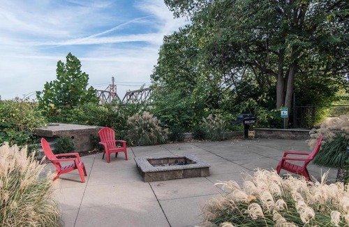 North Capitol Apartment | Captain's Quarters Riverfront #3