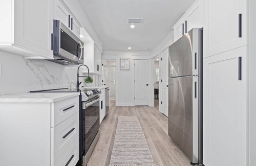 Ilexhurst House | Captain's Quarters! Bungalow steps from the beach!