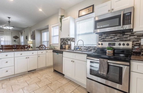 South Hyde Park House | Captain's Quarters 5 Bed /3 bath with Office!