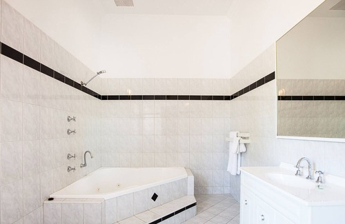 Nedlands Hotel | Captain Stirling Hotel