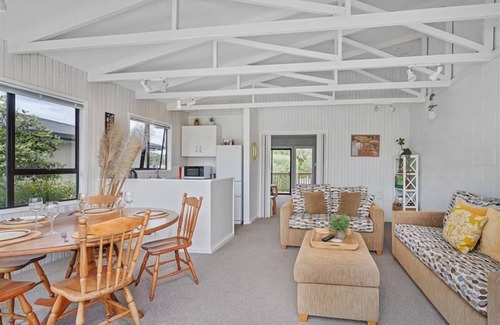 Cooks Beach Cottage | Captains Bach at Cooks - Upstairs Holiday Unit