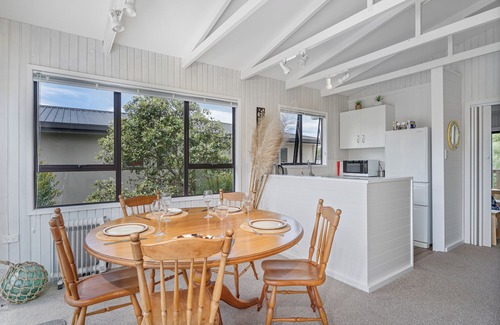 Cooks Beach Cottage | Captains Bach at Cooks - Upstairs Holiday Unit