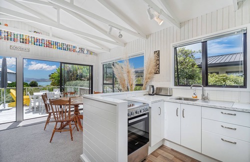 Cooks Beach Cottage | Captains Bach at Cooks - Upstairs Holiday Unit