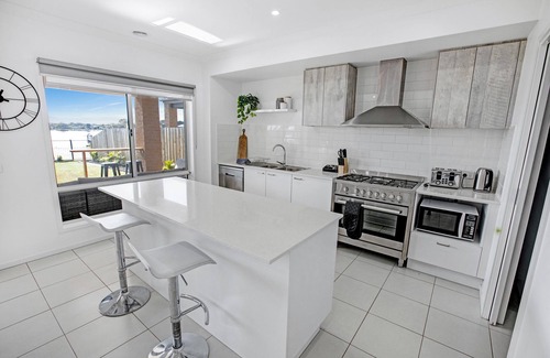 Paynesville House | Captains Hideaway - Holiday with water views and modern luxury amenities