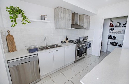 Paynesville House | Captains Hideaway - Holiday with water views and modern luxury amenities