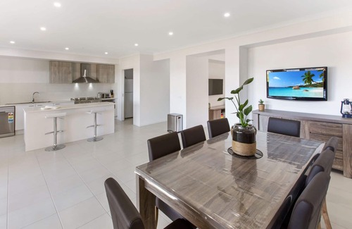 Paynesville House | Captains Hideaway - Holiday with water views and modern luxury amenities