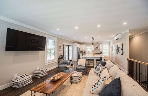 Gilbertsville House | Captains Quarters- located within walking distance to local marina