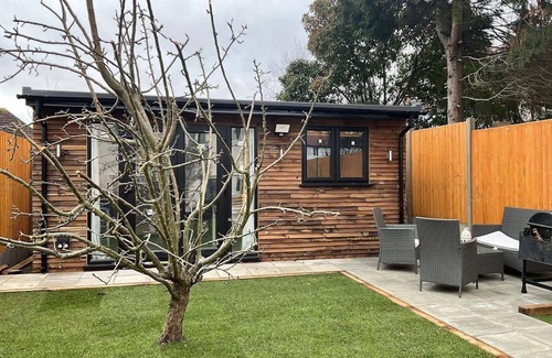 West Hendon Apartment | Captivating 1-bed Studio in London