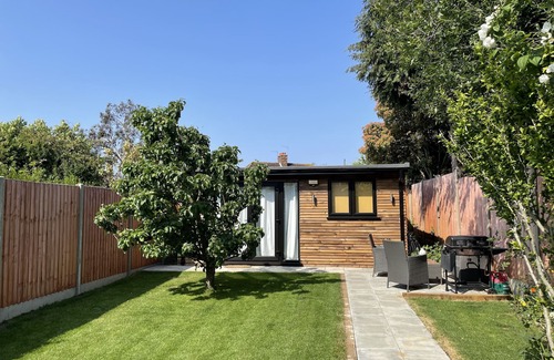 West Hendon Apartment | Captivating 1-bed Studio in London