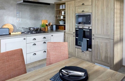 South Cerney House | Captivating Bluebell Lodge 2-bed Cotswolds caravan