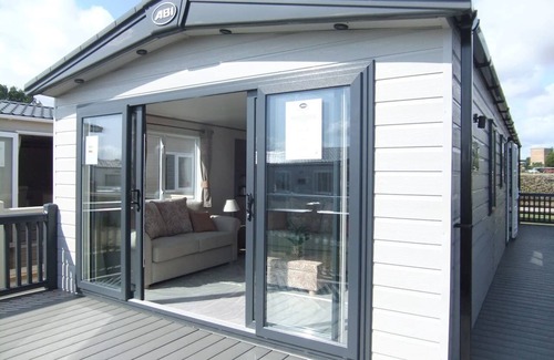 South Cerney House | Captivating Bluebell Lodge 2-bed Cotswolds caravan