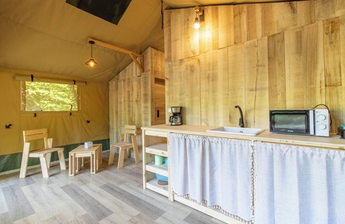 Saint-Martial-de-Nabirat RV Rental | Caravan 'Lodge 8 Personnes' with Shared Pool, Private Terrace and Wi-Fi