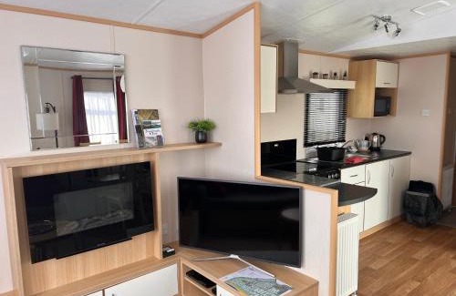 New Forest District Apartment | Caravan by the sea,2 bed, sleeps 4,Dorset coast in New Forest On site entertainment and leisure complex available for extra
