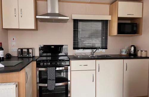 New Forest District Apartment | Caravan by the sea,2 bed, sleeps 4,Dorset coast in New Forest On site entertainment and leisure complex available for extra