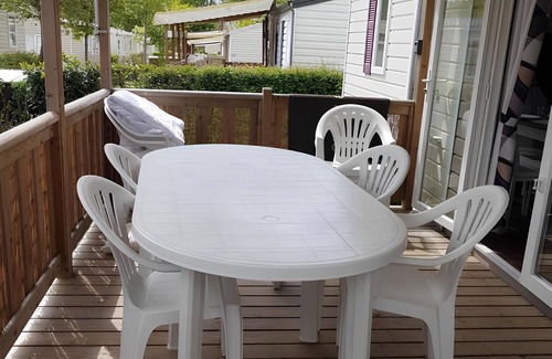 Coulanges RV Rental | Caravan 'Mobil-home Elegance - 3 Chambres' with Shared Pool, Wi-Fi and Air Conditioning