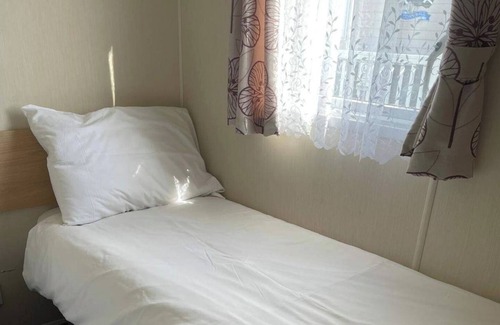 Newquay Cabin | Caravan near to Newquay sleeps up to 6 guests
