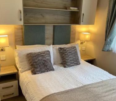 Dogdyke Ski Chalet | Caravan-Sleep8-HotTub-FreeP-Balcony-FamilyFriendly
