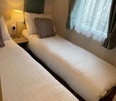 Dogdyke Ski Chalet | Caravan-Sleep8-HotTub-FreeP-Balcony-FamilyFriendly