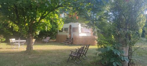 Vandre Other | Caravane années 80 dans la verdure au Domaine des Oiseaux
