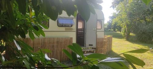 Vandre Other | Caravane années 80 dans la verdure au Domaine des Oiseaux