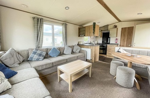 Tattershall Cabin | CaravanSleeps6-HotTub-Garden-WaterWonderland