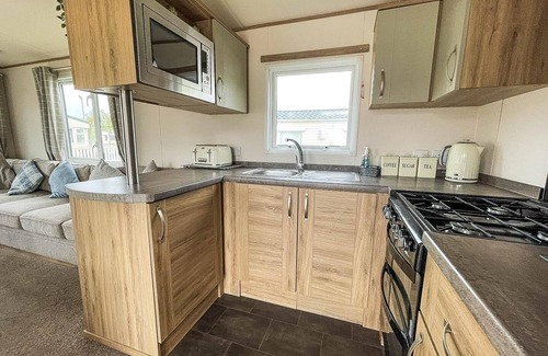 Tattershall Cabin | CaravanSleeps6-HotTub-Garden-WaterWonderland