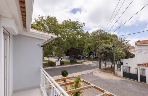 Carcavelos House | Carcavelos Sunny Retreat 1 by LovelyStay