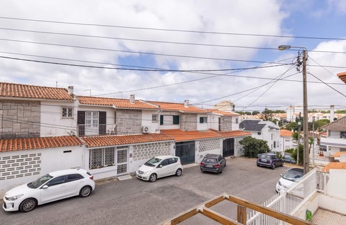 Carcavelos House | Carcavelos Sunny Retreat 1 by LovelyStay