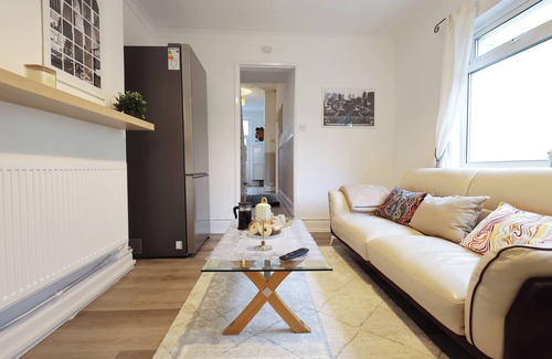Adamsdown House | Cardiff Guesthouse & On-Street Parking