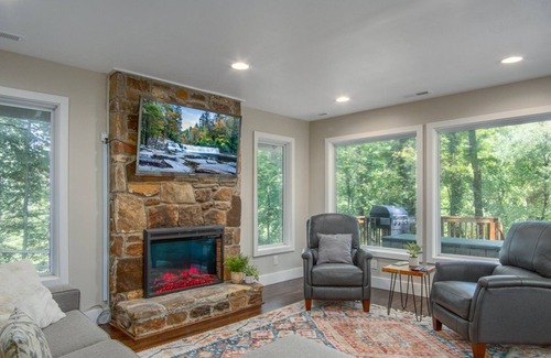 Cedar Mountain House | Cardinal`s Nest -Pet Friendly Cabin Near Dupont