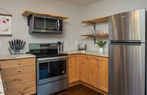 Cedar Mountain House | Cardinal`s Nest -Pet Friendly Cabin Near Dupont